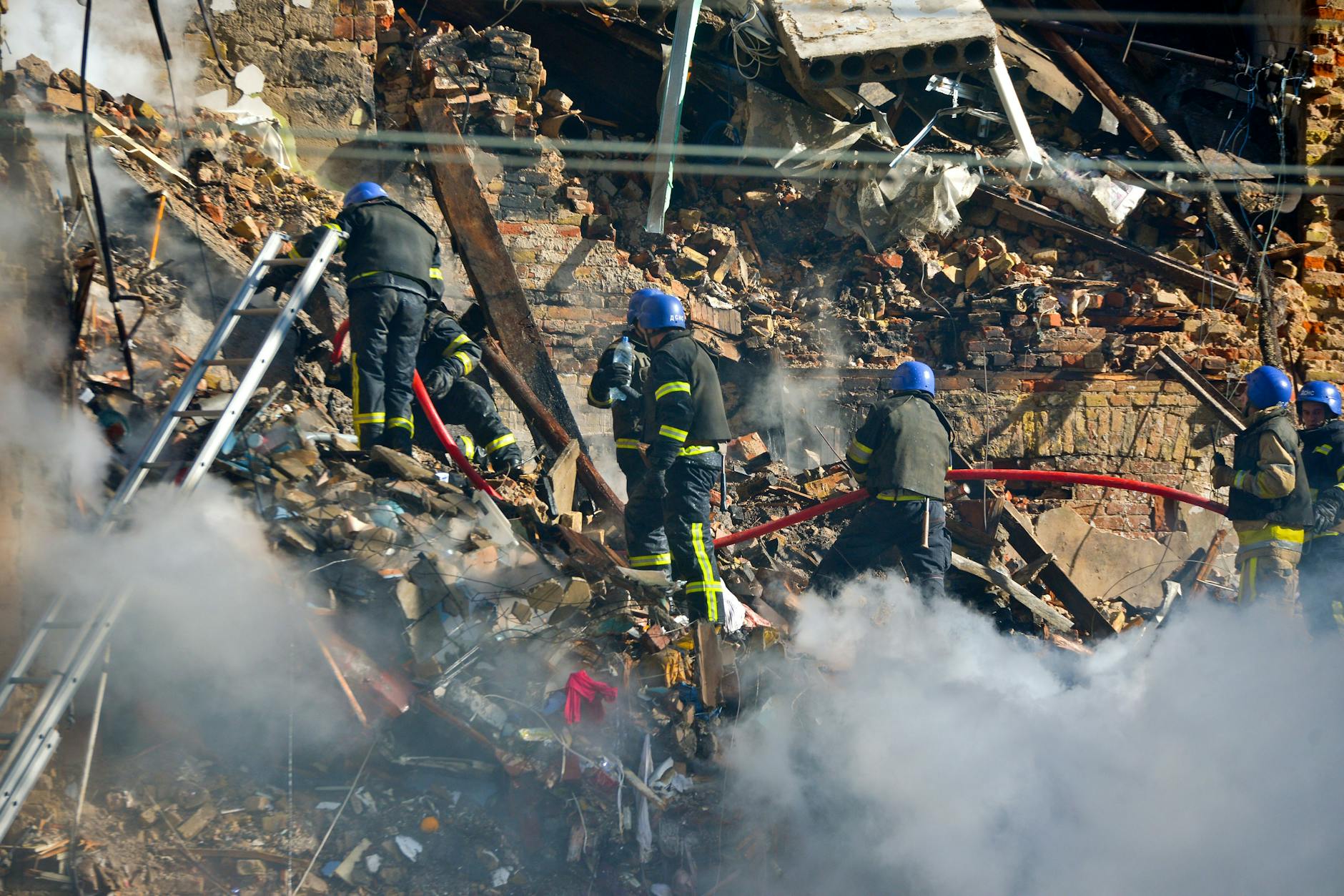 Kiew: Rettungskräfte sind nach einem russischen Drohnenangriff im Stadtzentrum im Einsatz.