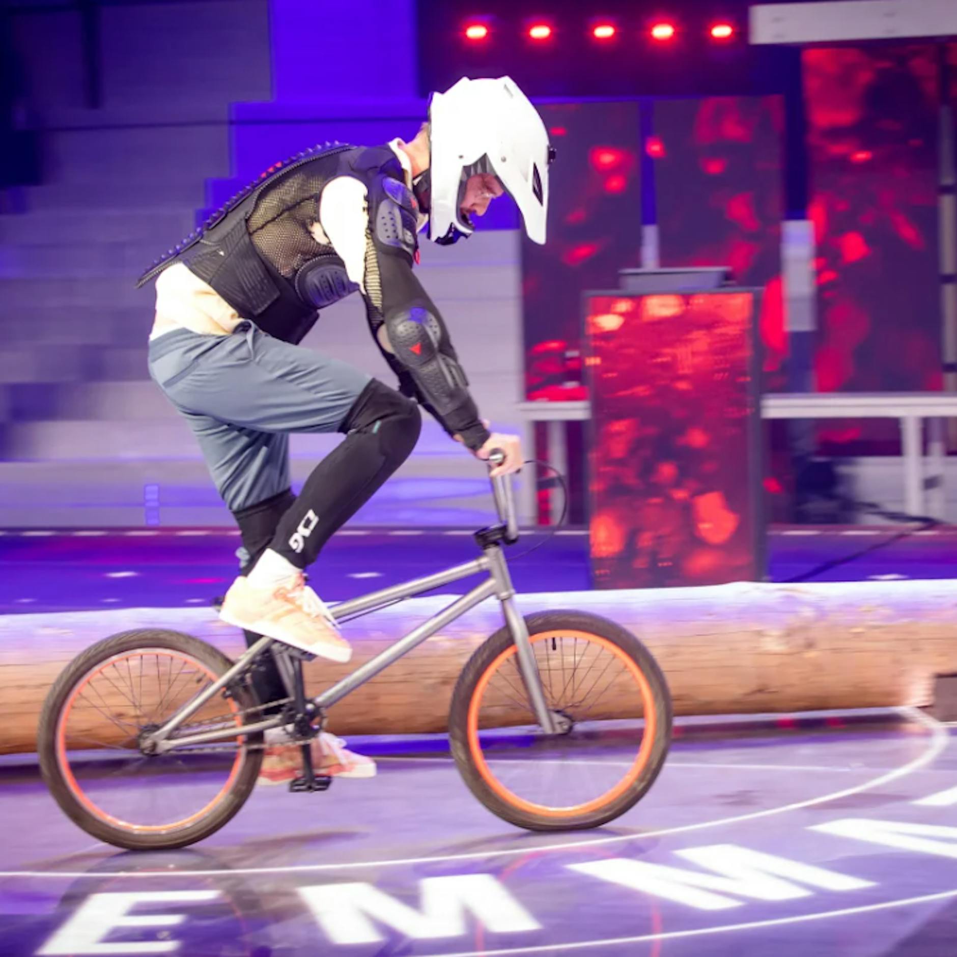 Schock bei „Joko & Klass gegen ProSieben“: Horror-Sturz! Joko Winterscheidt muss die Show verlassen