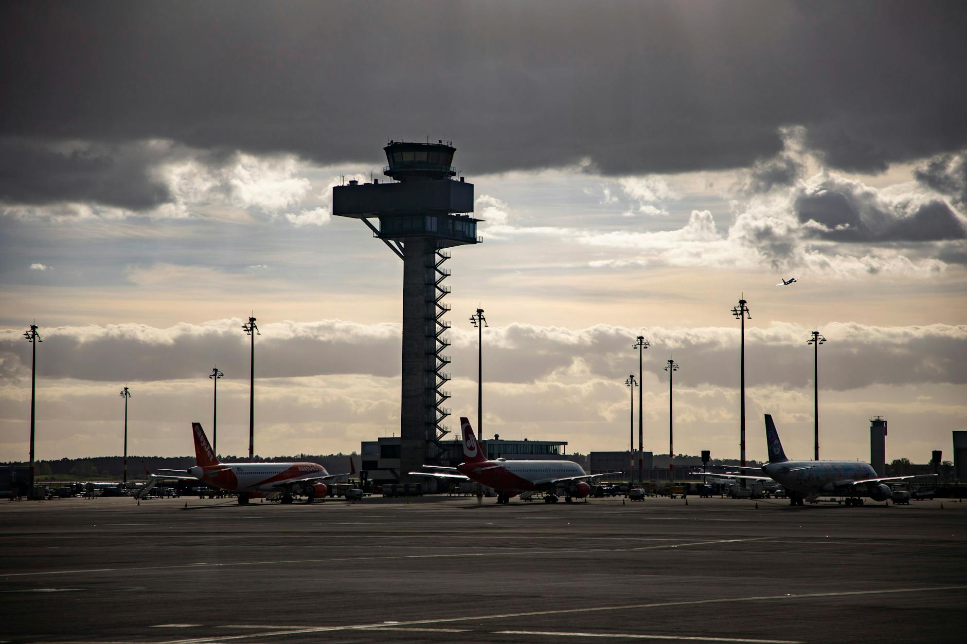Der Fluglotsen-Tower am BER in Schönefeld. Während der Herbstferien werden am neuen Schönefelder Airport, der bald zwei Jahre alt wird, täglich im Schnitt 450 Flugzeuge erwartet.