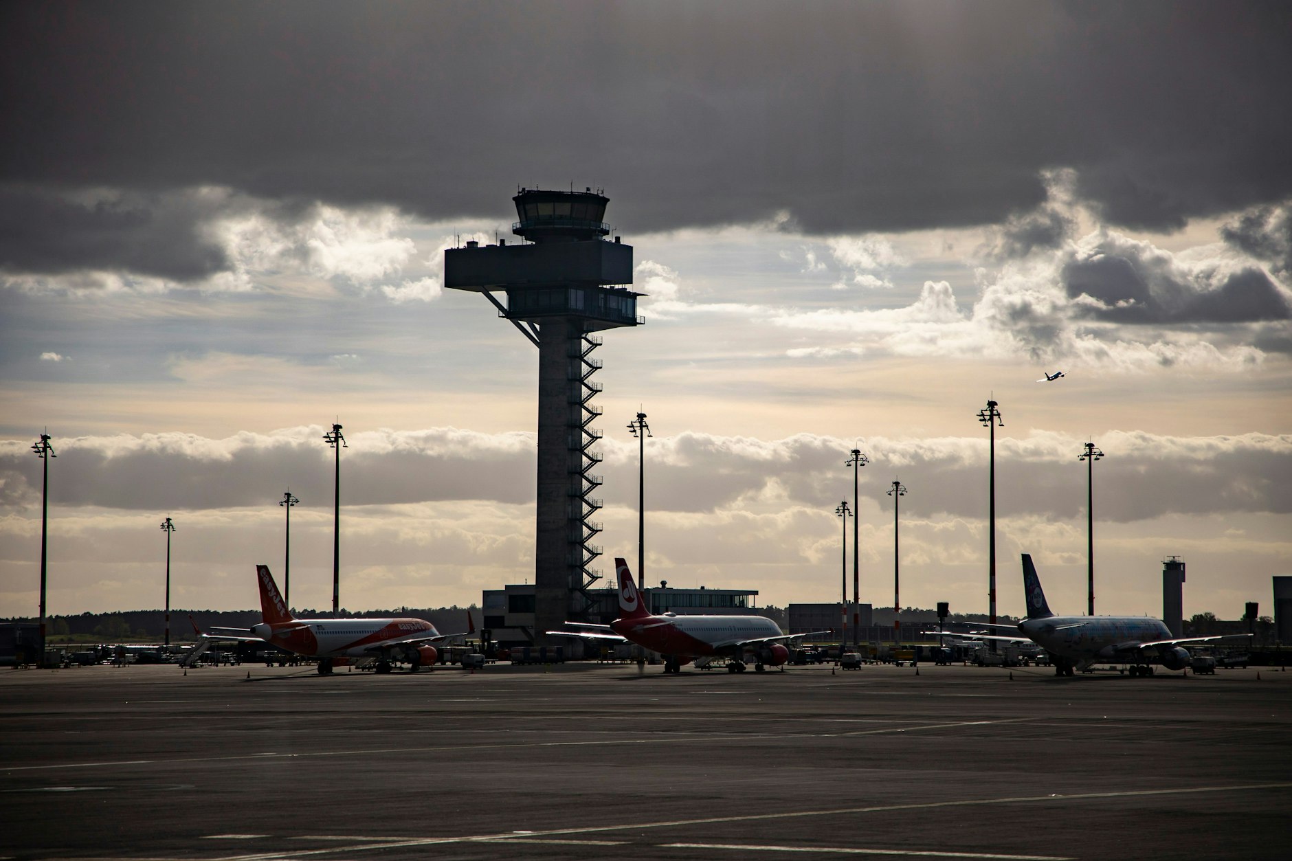 Der Fluglotsen-Tower am BER in Schönefeld. Während der Herbstferien werden am neuen Schönefelder Airport, der bald zwei Jahre alt wird, täglich im Schnitt 450 Flugzeuge erwartet.