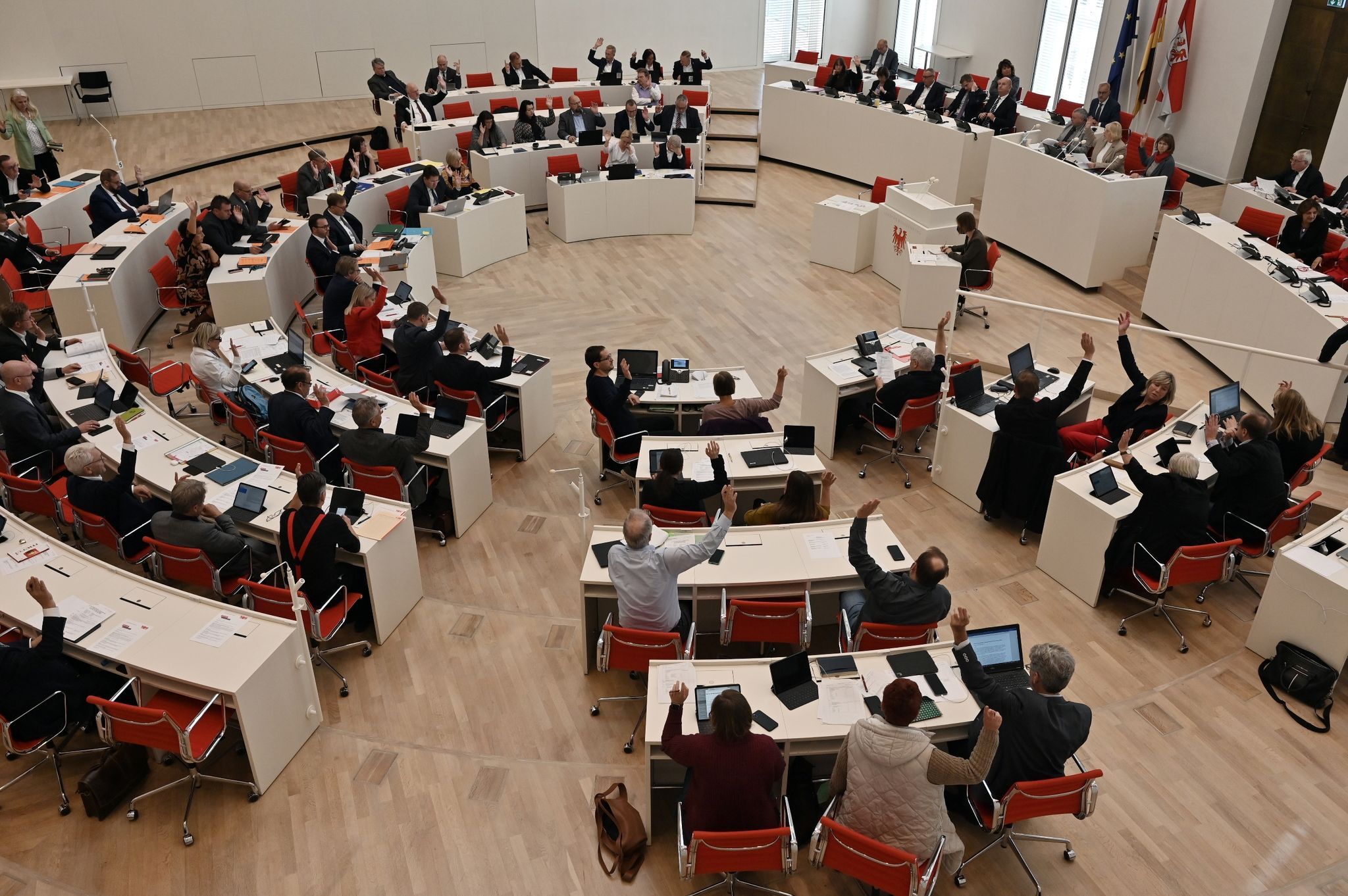 Image - Energiekrise: Abgeordnete von Brandenburg sitzen mit Mütze und Schal im Landtag
