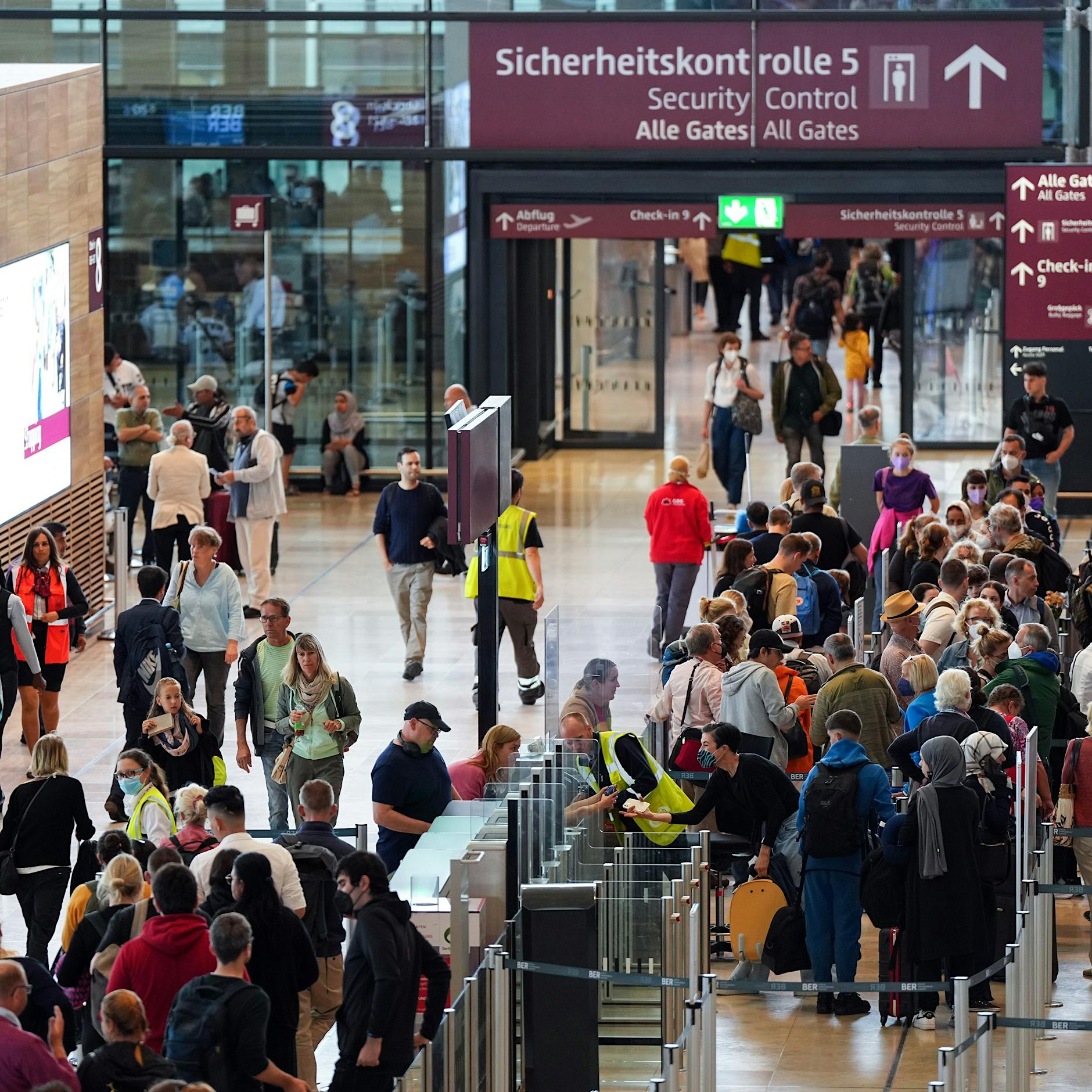 Herbstferien-Chaos am BER? Mit diesem Trick kommen Sie schneller durch die Kontrolle!