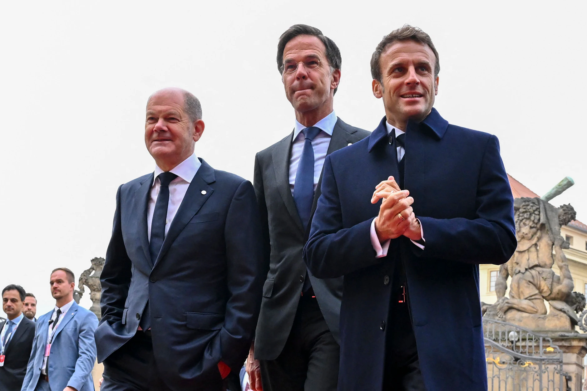 Der französische Präsident Emmanuel Macron (r.), der deutsche Bundeskanzler Olaf Scholz (l.) und der Premierminister der Niederlande, Mark Rutte, beim Europagipfel in Prag