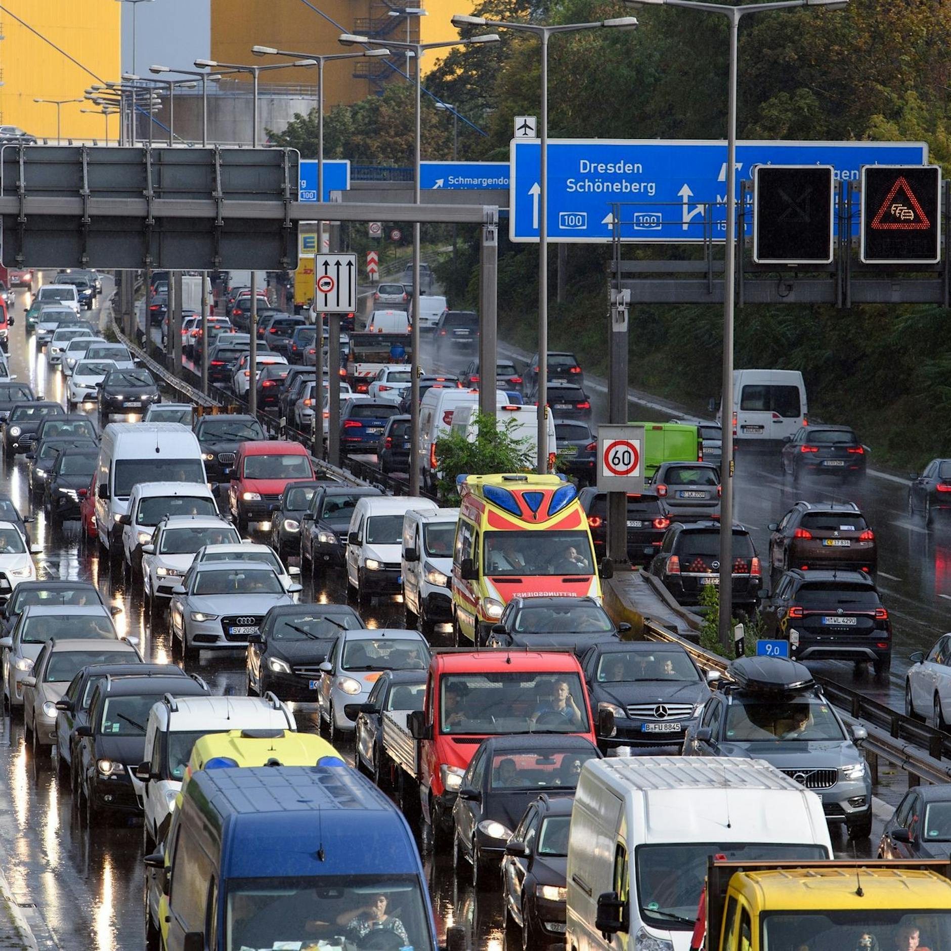 Klettern statt Kleben: Umweltschützer kraxeln auf Autobahnschilder und verursachen Staus
