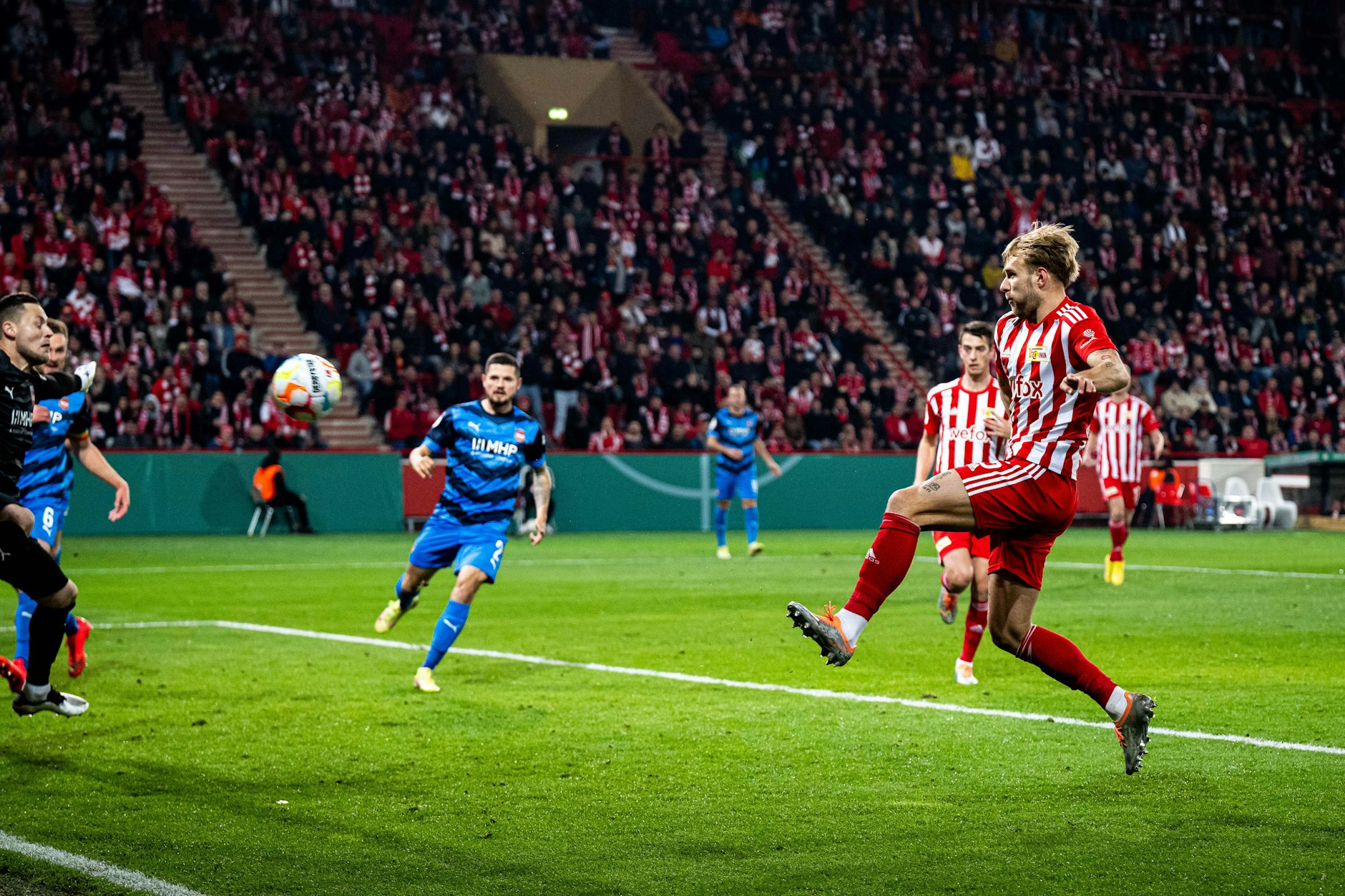 Start nach Maß für den 1. FC Union im Pokal gegen Heidenheim: Tymoteusz Puchacz trifft zur frühen Führung.