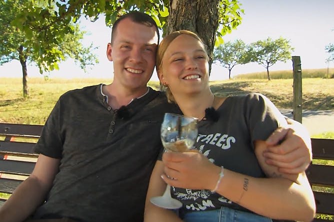 Liebesbotschaften bei "Bauer sucht Frau": Max kuschelt sich bei Anna an.