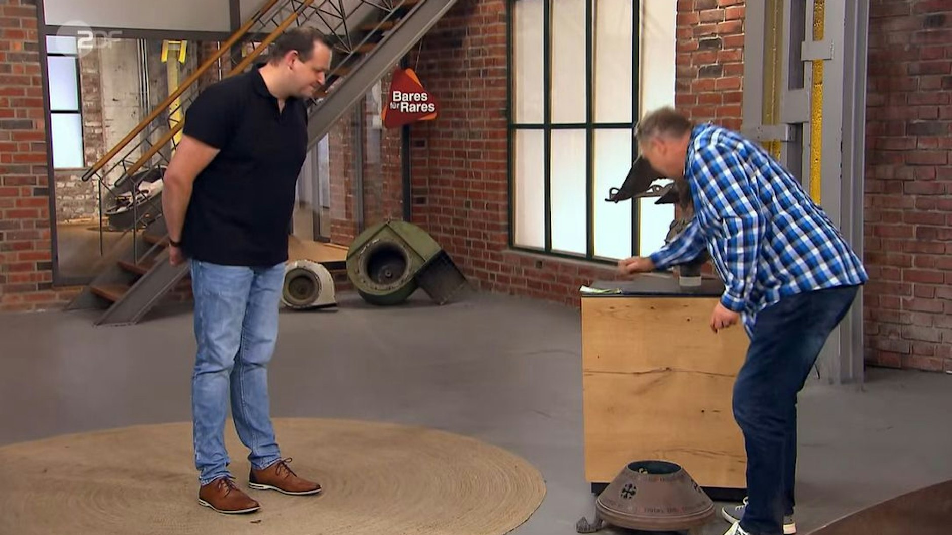 „Bares für Rares“-Händler Waldi zahlt, verbeugt sich und hebt fast ab. Verkäufer Benjamin (l.) staunt und spendet!