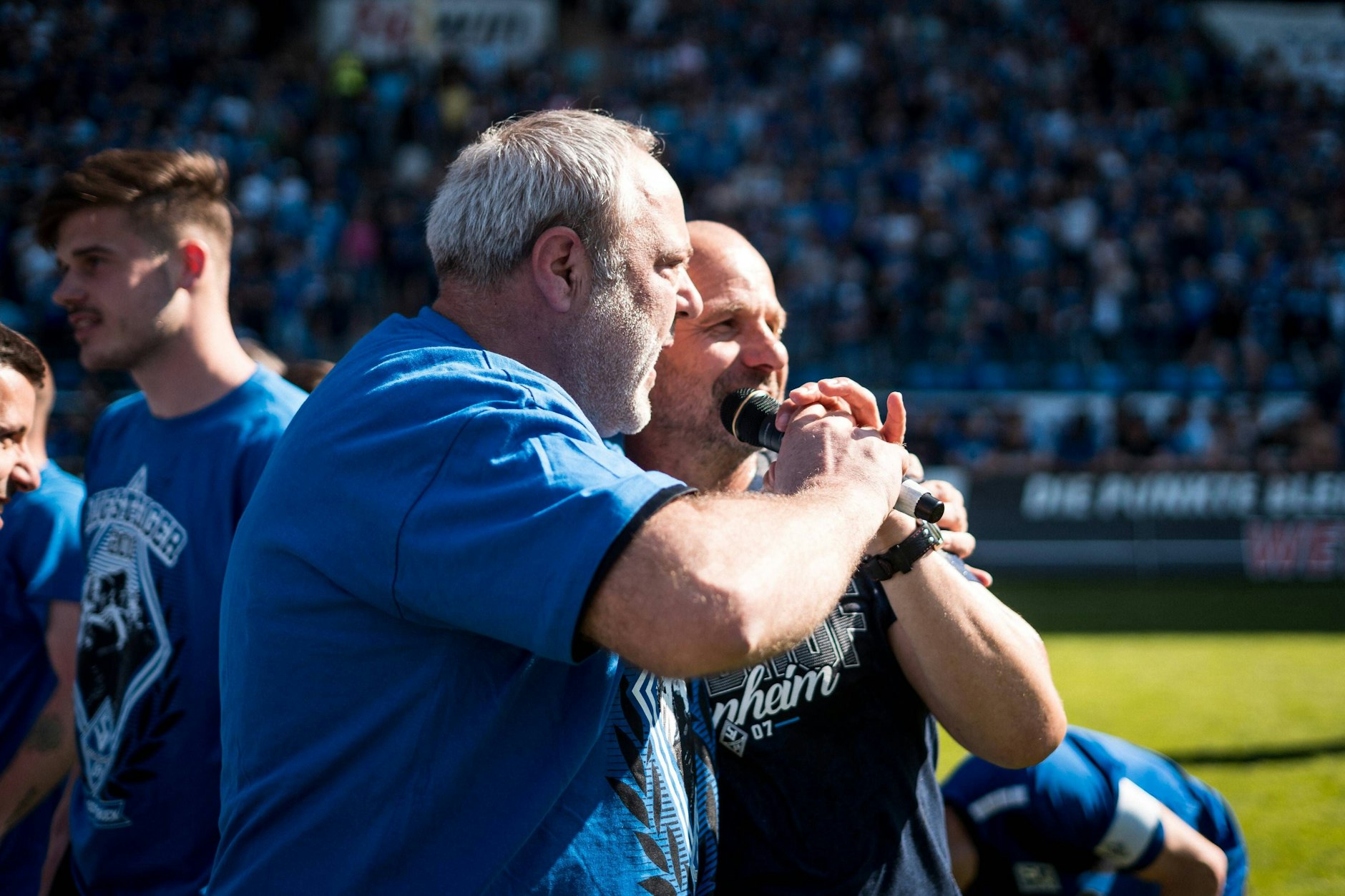 Waldhof Mannheims Stadionsprecher Stephan Christen (l.) sorgte unwissentlich für einen Neonazi-Skandal.