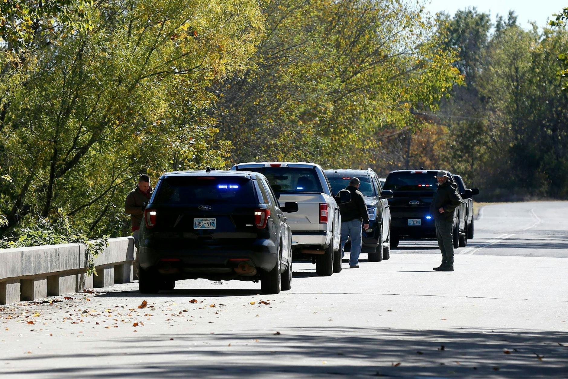 Ermittler untersuchen eine Brücke in der Nähe des Deep Fork River im US-Bundesstaat Oklahoma. Dort wurden die zerstückelten Leichen von vier vermissten Männern gefunden. 
