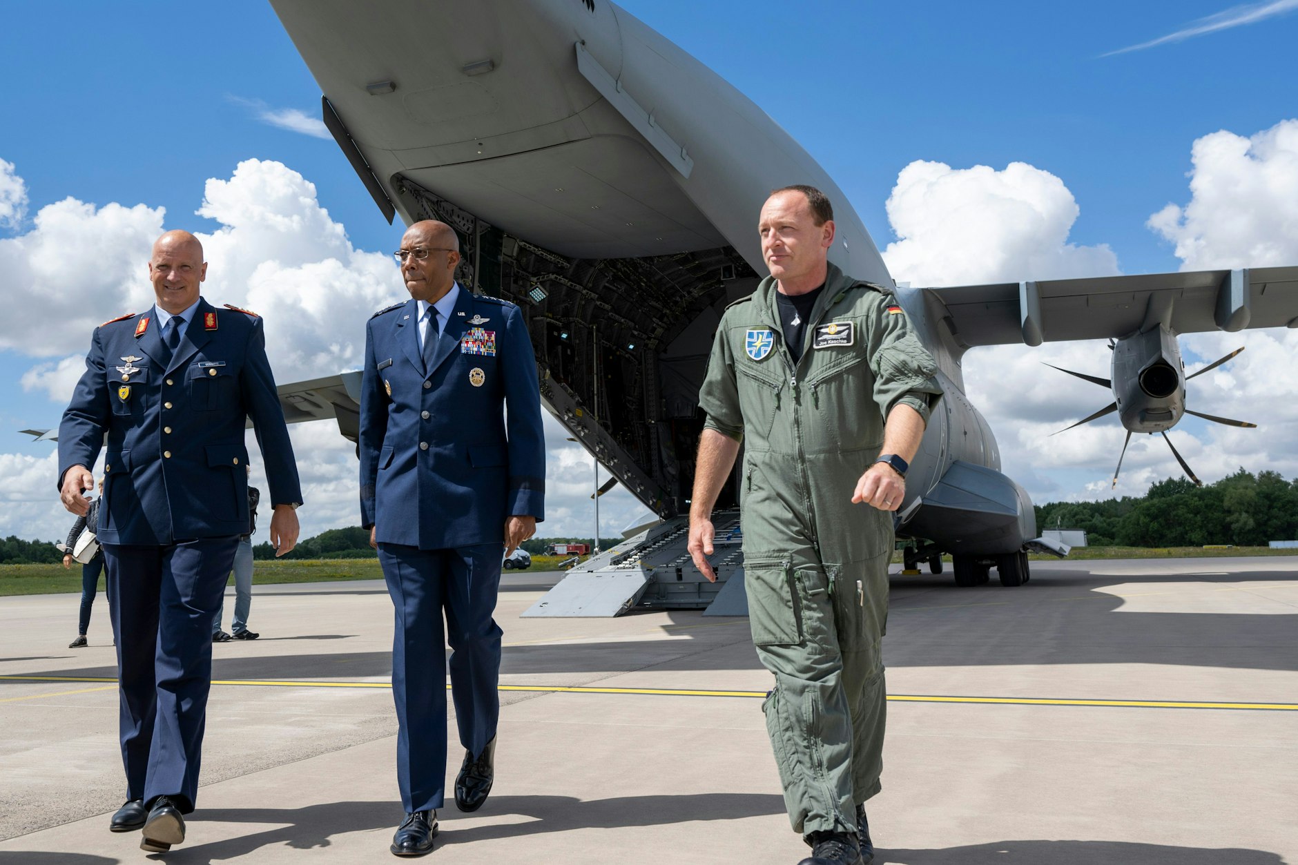 Charles Quinton Brown Jr. (M), US-General und Stabschef der Luftstreitkräfte der Vereinigten Staaten, und Ingo Gerhartz (l), Generalleutnant der Luftwaffe der Bundeswehr und Inspekteur der Luftwaffe, werden nach ihrer Ankunft am Flughafen Rostock-Laage von Joachim Kaschke, Kommodore Taktisches Luftwaffengeschwader 73 «Steinhoff», begrüßt.