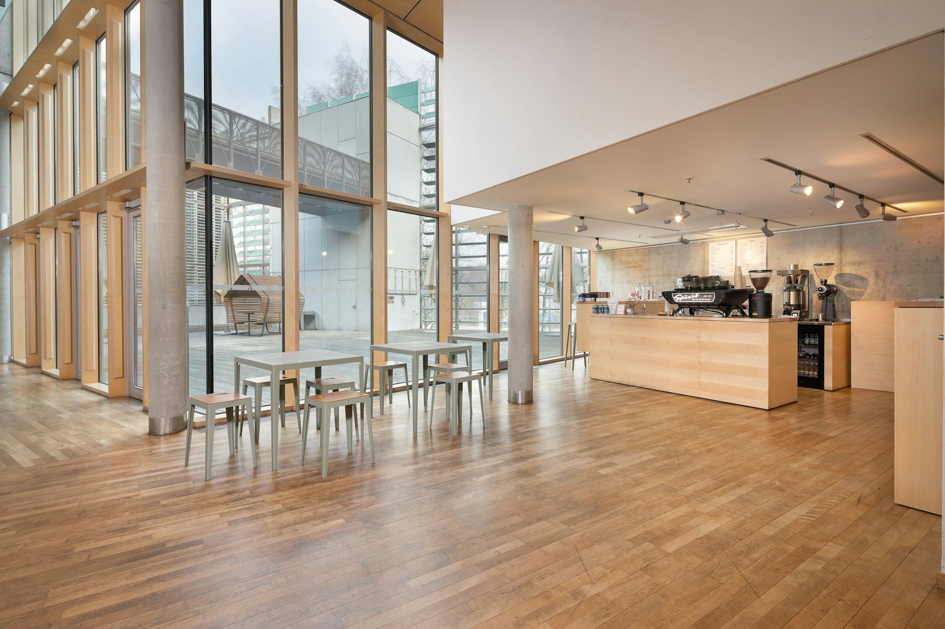 So geht's auch: Die Kaffeebar im Felleshus schafft den Spagat zwischen funktional-modern und einladend.