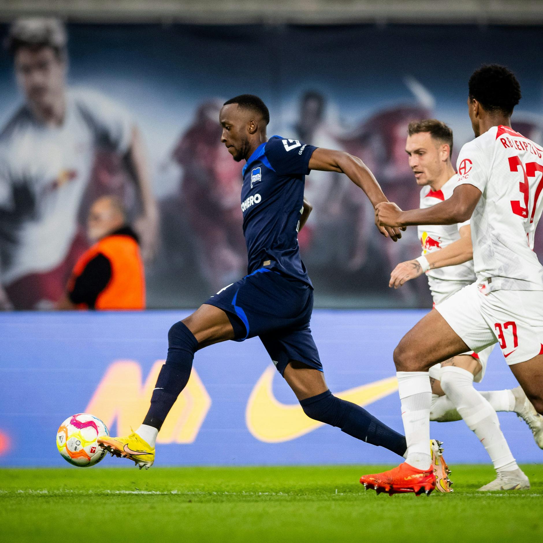 Für den sprintstarken Dodi Lukebakio kein Problem: Herthas Außenstürmer rennt einfach den Leipzigern davon.