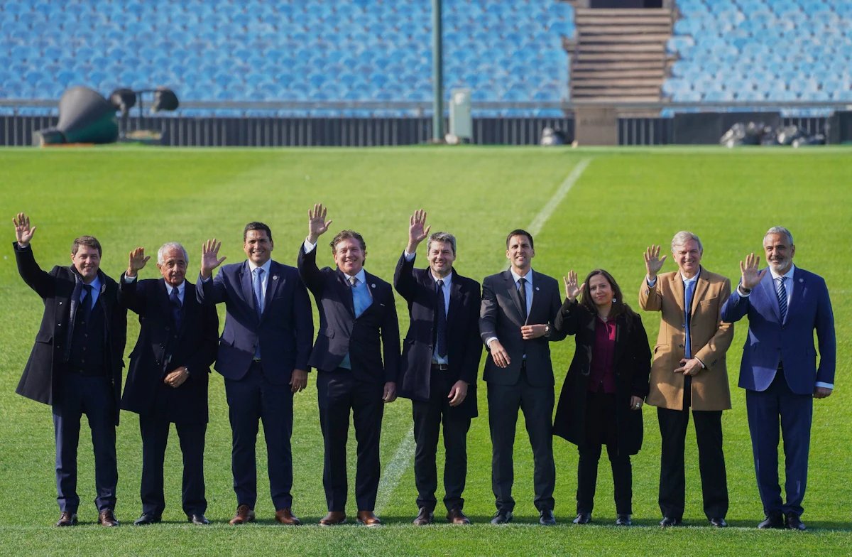 Los rivales sudamericanos saludan a la cámara en el Estadio Centenario de Uruguay.