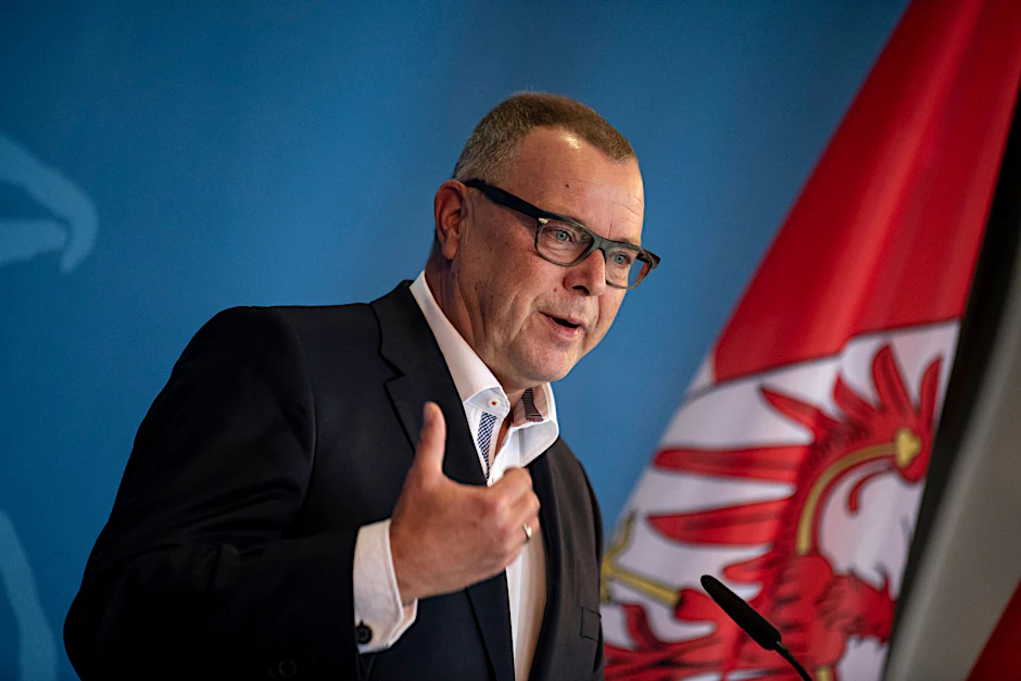 ARCHIV - Michael Stübgen nimmt an einer Pressekonferenz teil.  