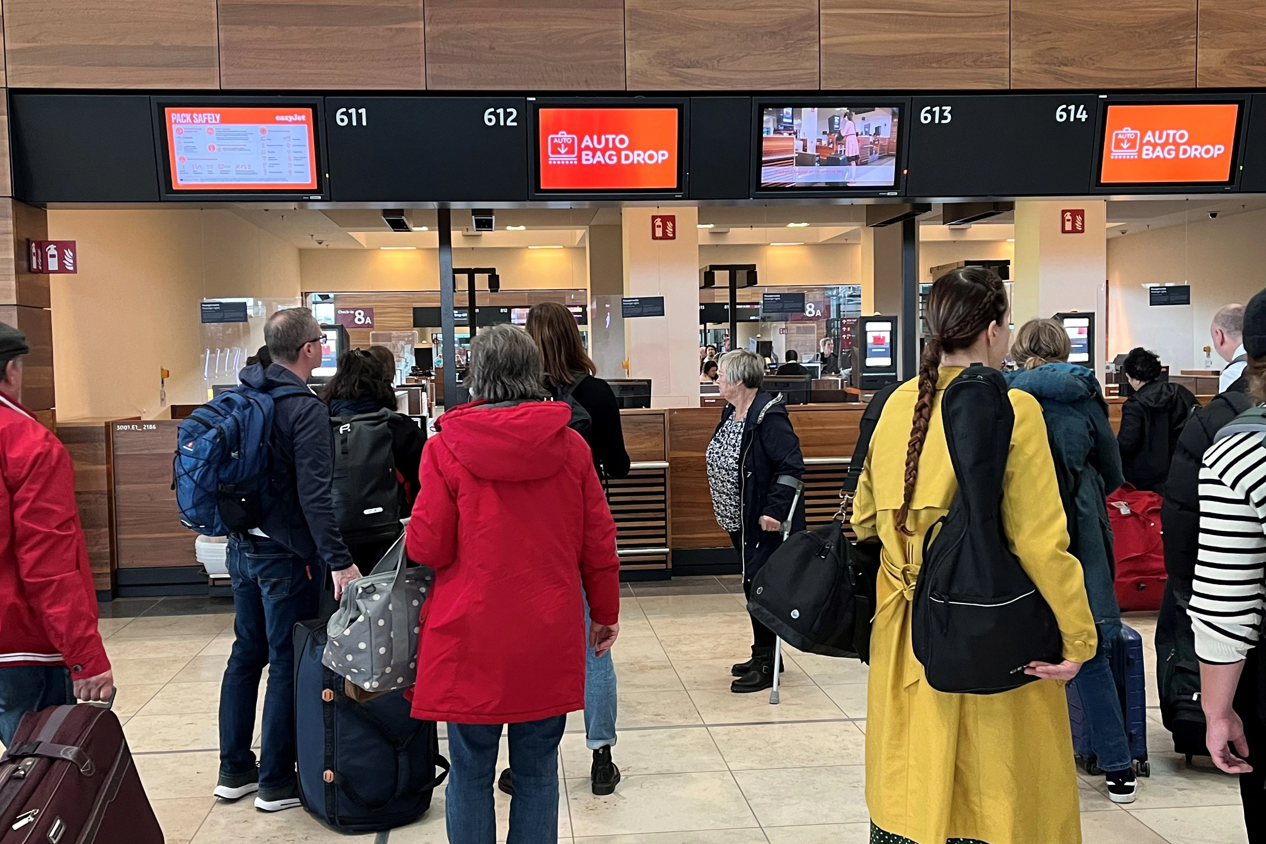 Easyjet gehört zu den Fluggesellschaften am BER, die ihren Passagieren anbieten, das Gepäck selbst aufzugeben. Das geht meist zügiger als am Schalter.