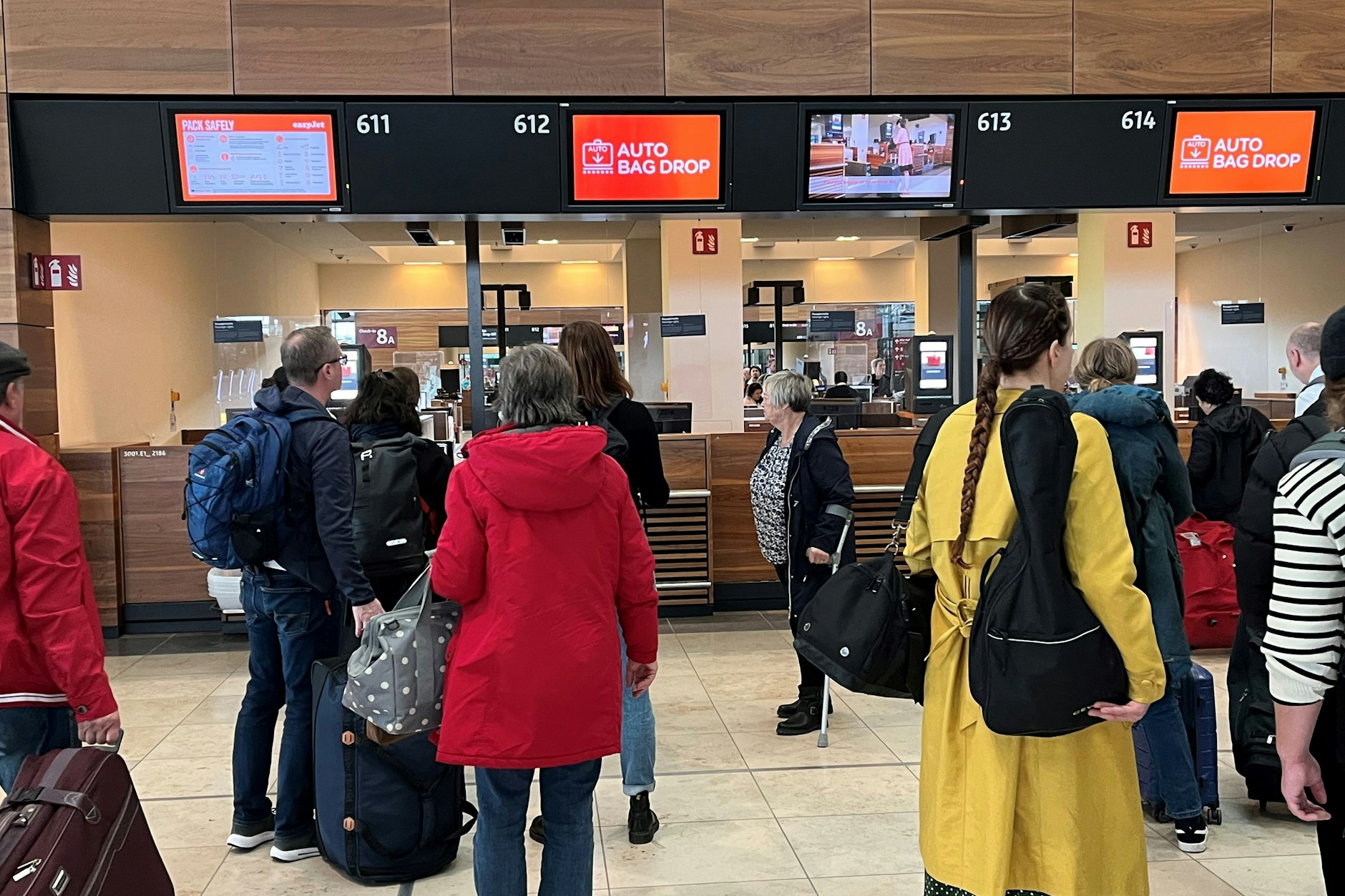Easyjet gehört zu den Fluggesellschaften am BER, die ihren Passagieren anbieten, das Gepäck selbst aufzugeben. Das geht meist zügiger als am Schalter.