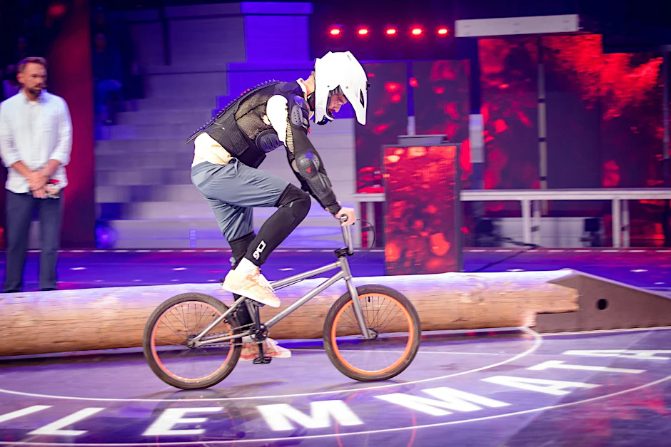Joko Winterscheidt auf einem BMX-Rad in der Sendung „Joko & Klaas gegen ProSieben“.