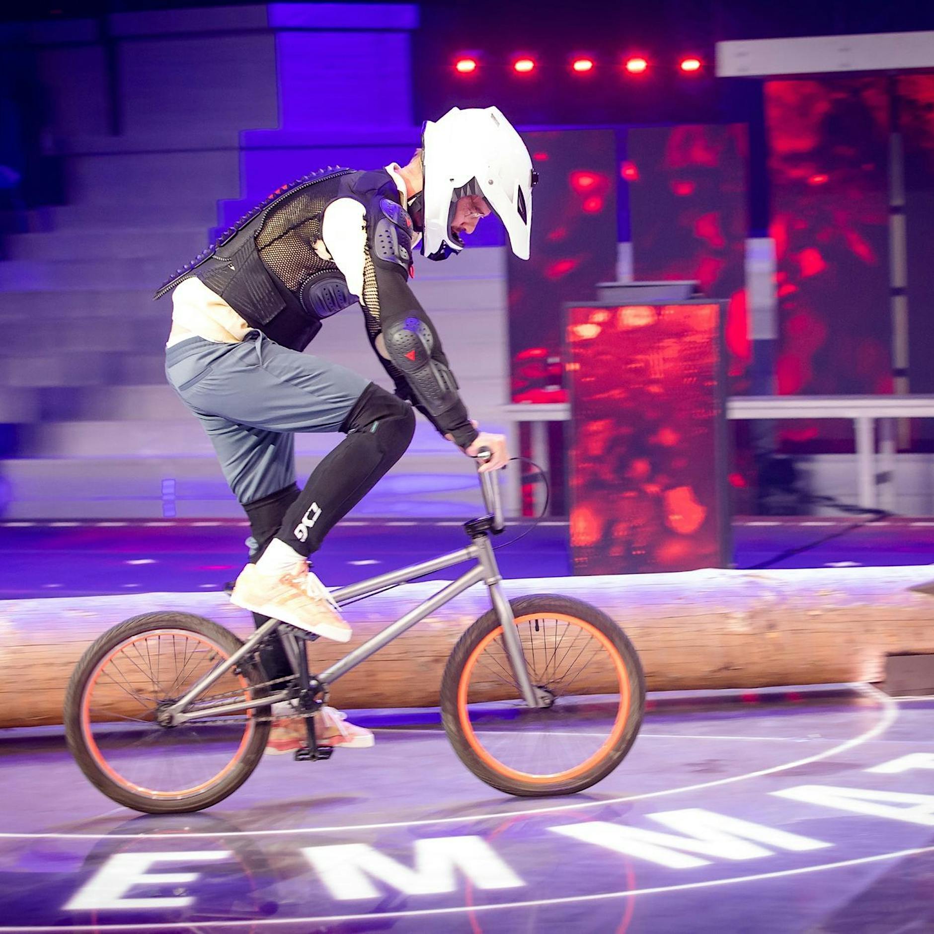 Joko Winterscheidt stürzt bei TV-Show mit BMX-Rad