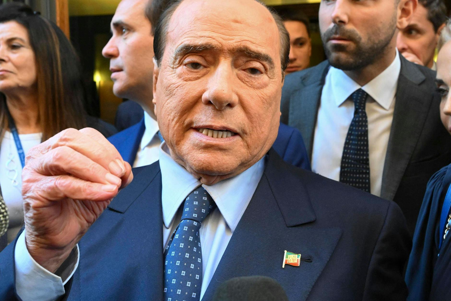 Silvio Berlusconi spricht mit Journalisten.