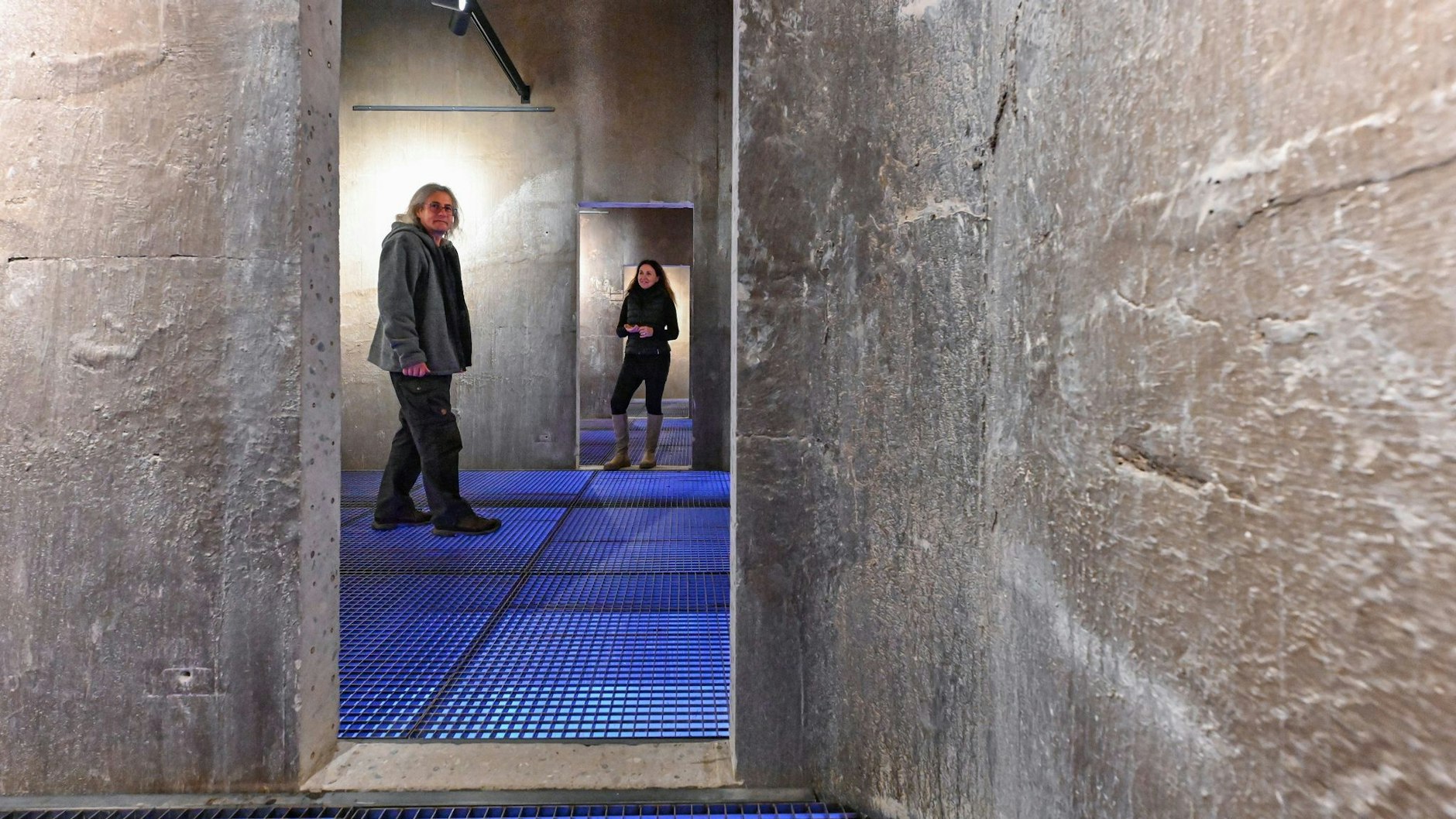 Manuela Busch und Frank Wiemeyer stehen in ihrem Getreidespeicher.&nbsp;