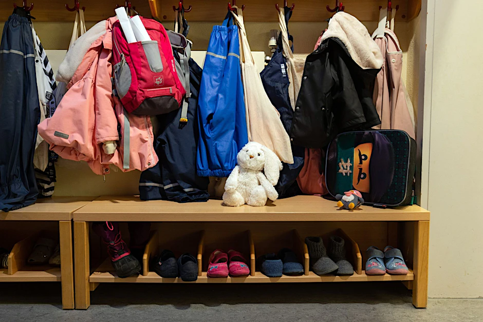 ARCHIV - In der Garderobe in einer Kindertagesstätte hängen Kinderjacken.  
