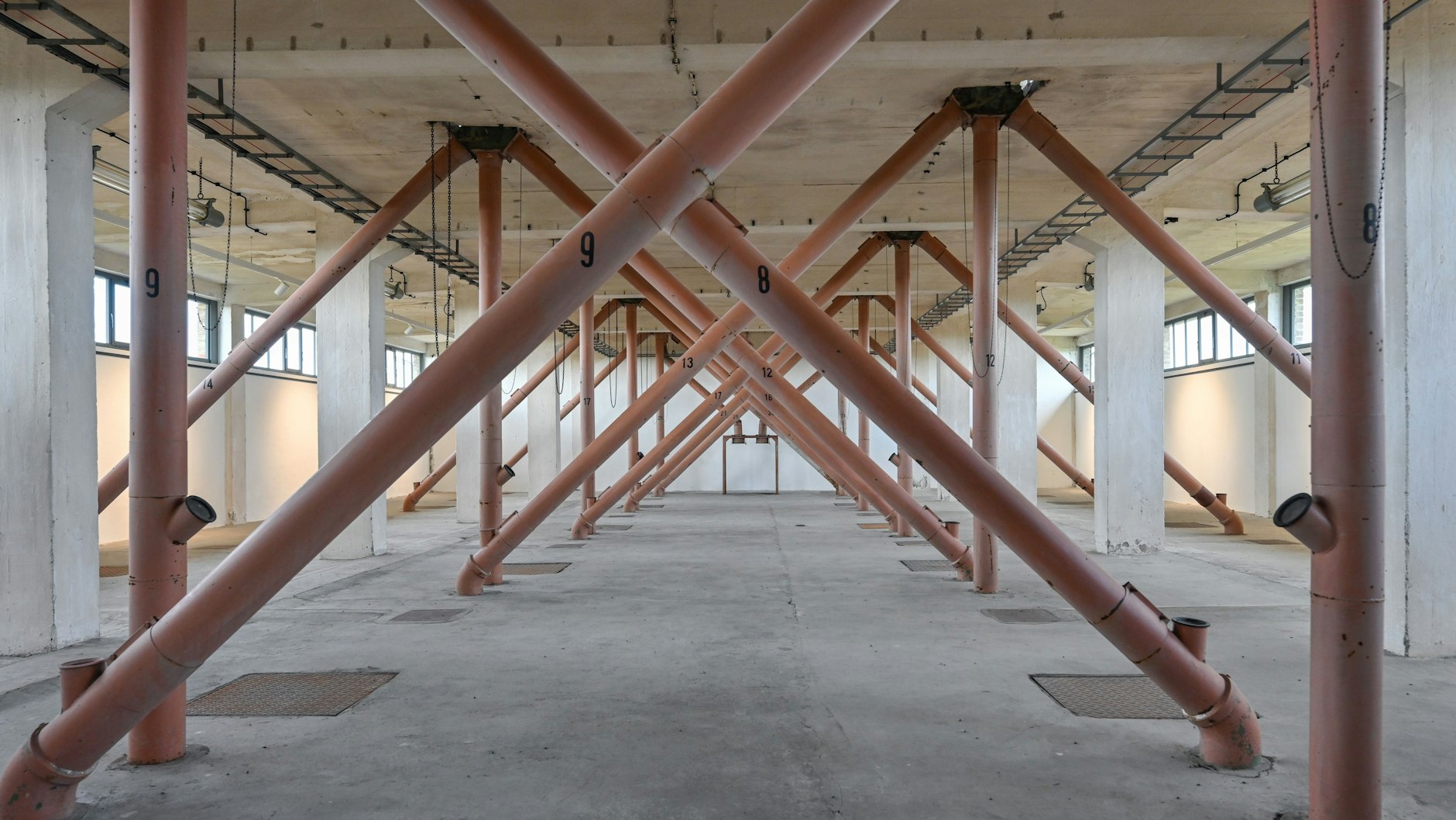 Alte Rohrleitungen im Getreidespeicher Gramzow. Heute finden hier Ausstellungen und Konzerte statt. 