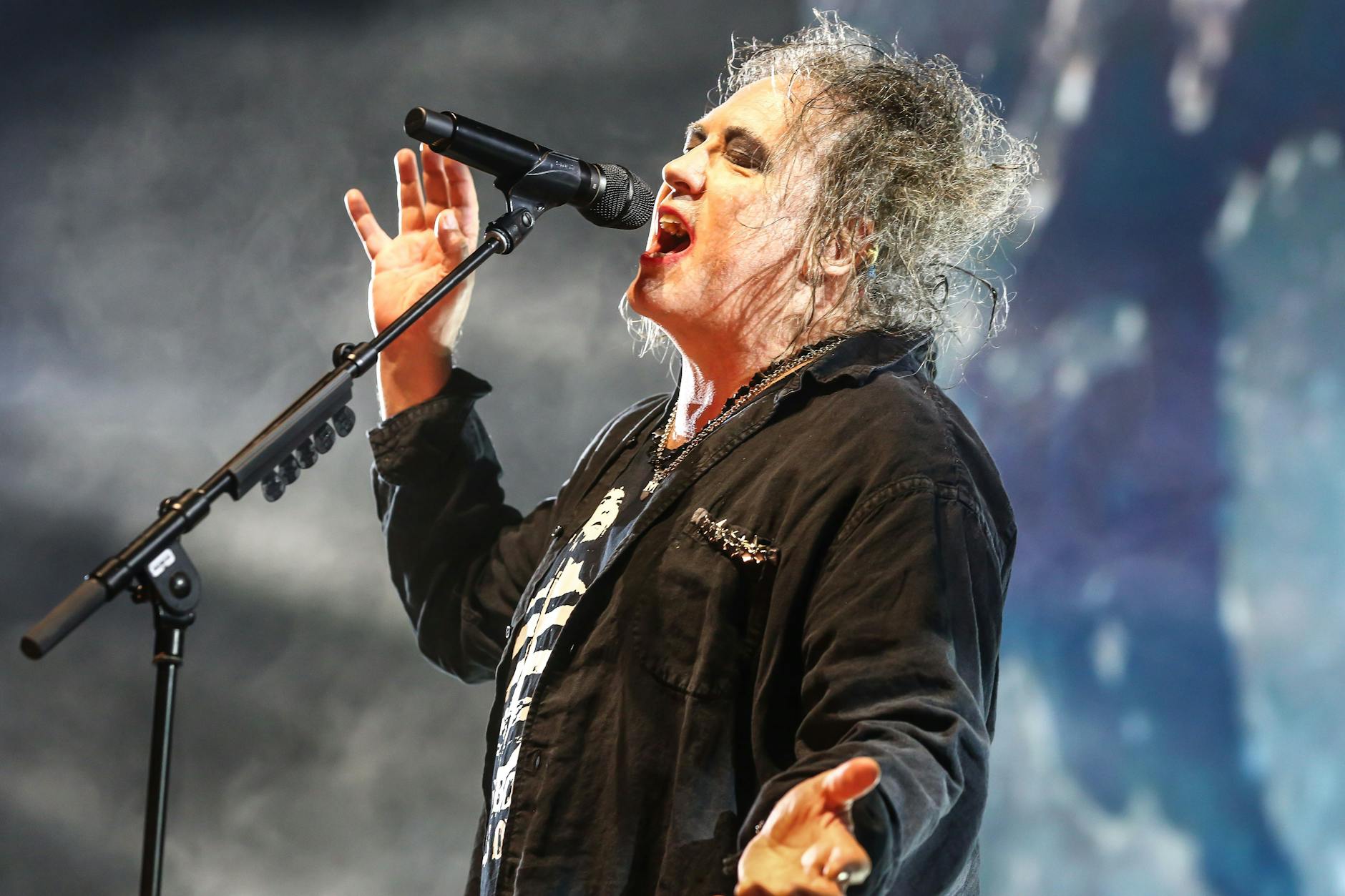 Robert Smith, der Sänger von The Cure, beim Konzert in Berlin.