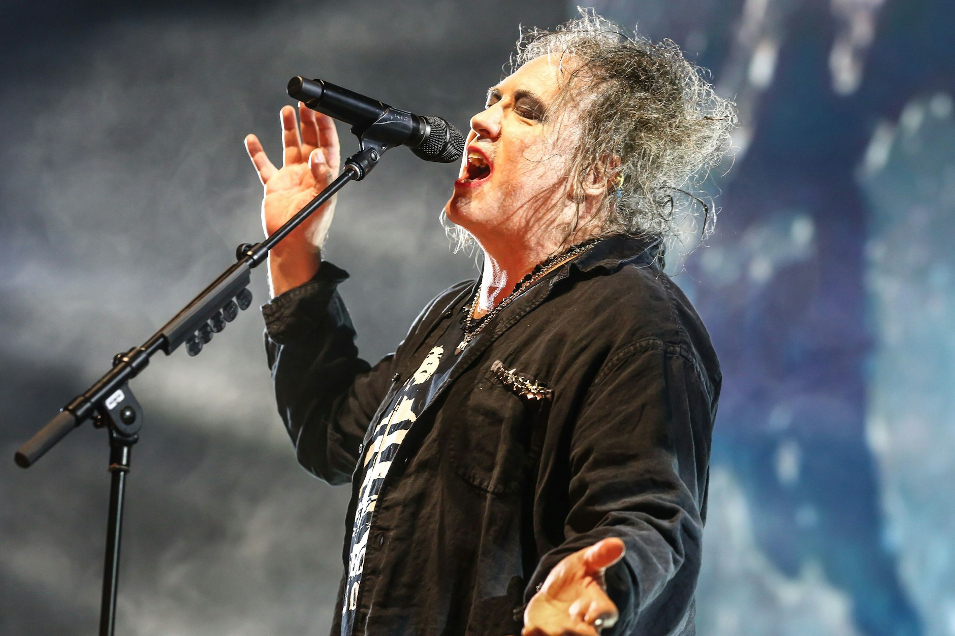 Robert Smith, der Sänger von The Cure, beim Konzert in Berlin.