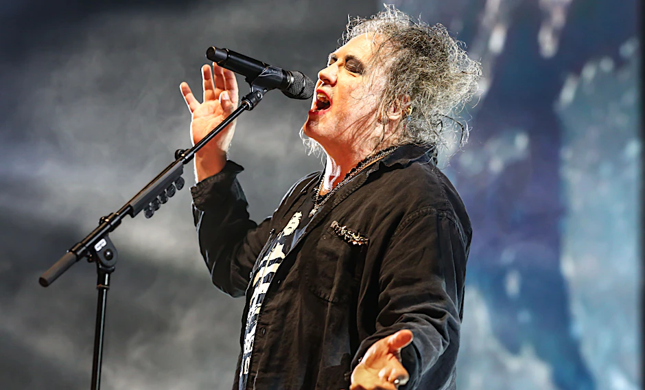 Robert Smith, der Sänger von The Cure, beim Konzert in Berlin.
