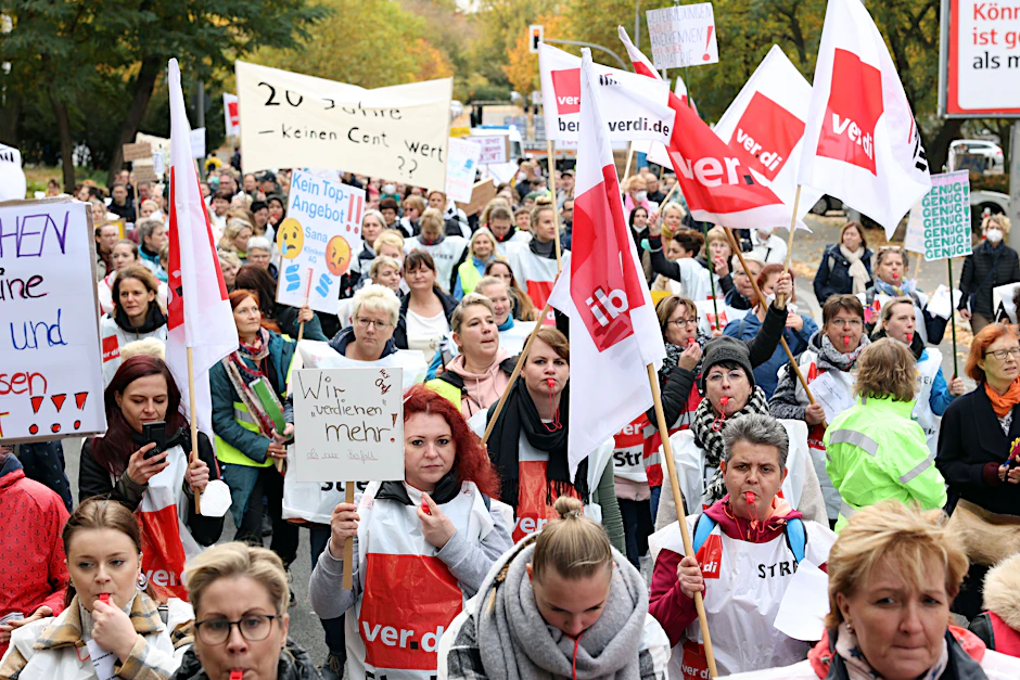Beschäftigte der Sana-Klinik streiken für mehr Gehalt und mehr Personal.