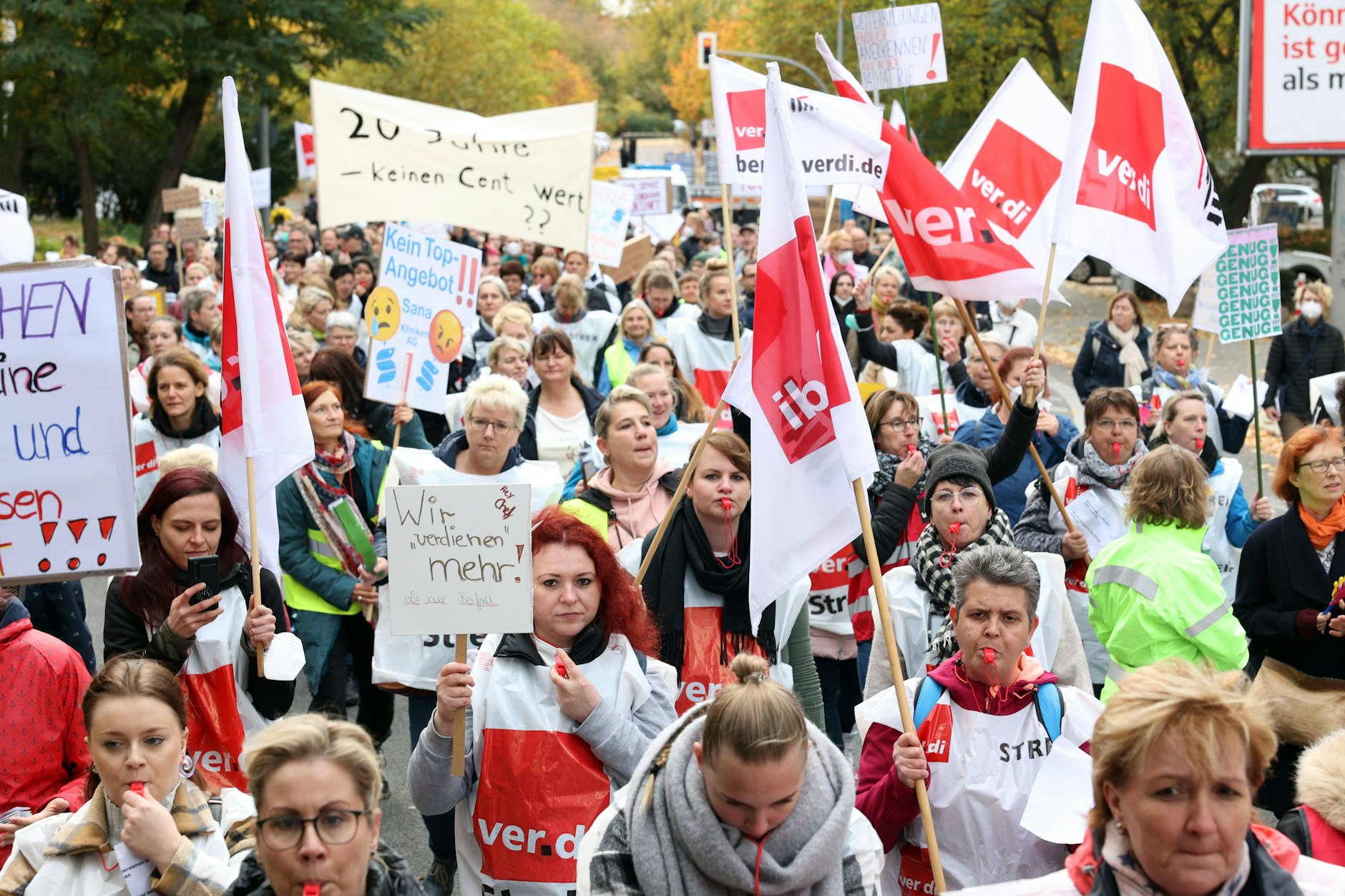 Beschäftigte der Sana-Klinik streiken für mehr Gehalt und mehr Personal.