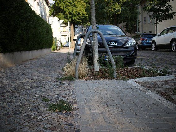 Der erneuerte Gehweg in der Garibaldistraße: links der Platz für Fußgänger mit Kleinsteinpflaster, in der Mitte das Verbundsteinpflaster für das halbseitige Parken.