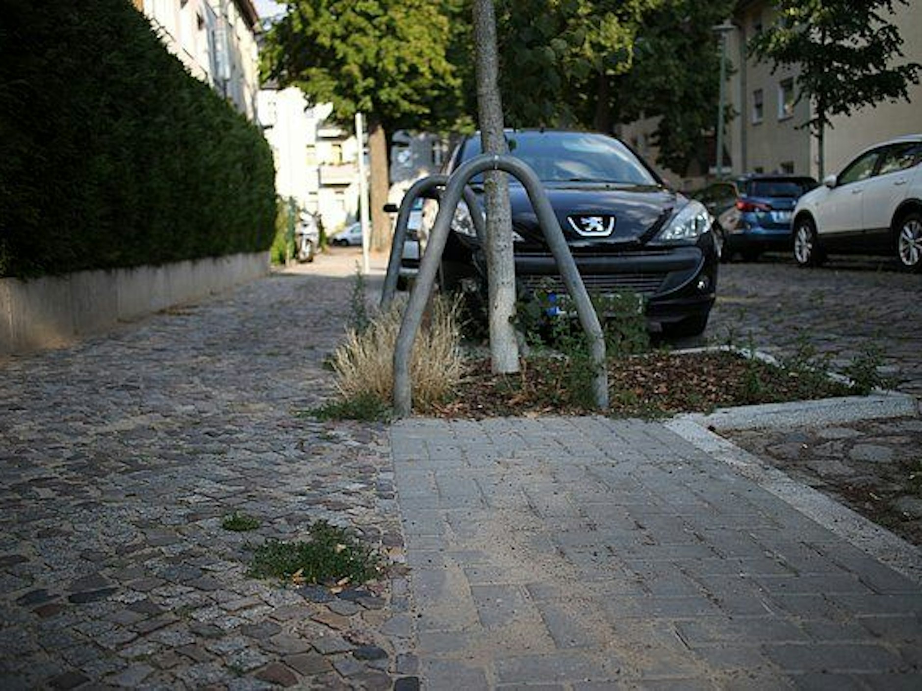 Der erneuerte Gehweg in der Garibaldistraße: links der Platz für Fußgänger mit Kleinsteinpflaster, in der Mitte das Verbundsteinpflaster für das halbseitige Parken.
