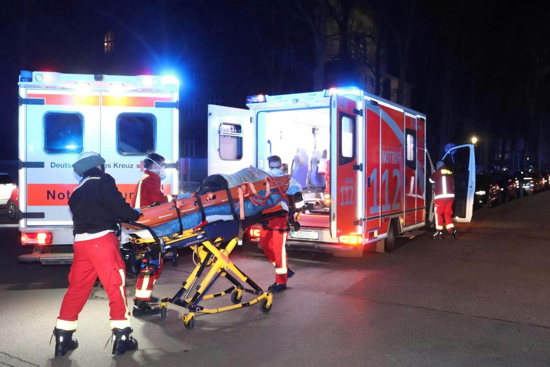 Zwei Rettungswagen bei einem Feuer in Tempelhof: Hier waren sie nötig, in vielen Fällen rücken sie wegen Nichtigkeiten aus.