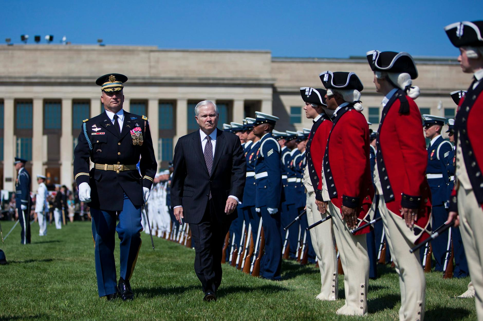 Der ehemalige US-Verteidigungsminister Robert Gates während einer Militärparade am Pentagon.