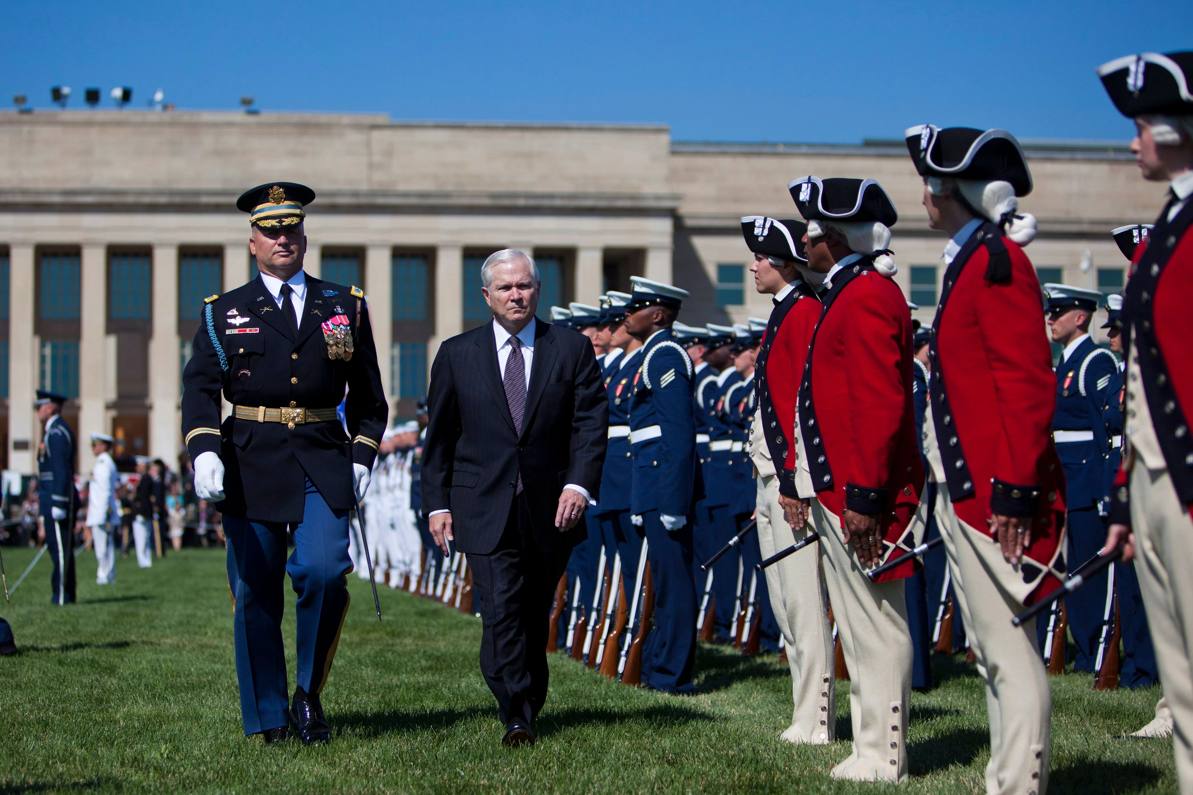 Der ehemalige US-Verteidigungsminister Robert Gates während einer Militärparade am Pentagon.