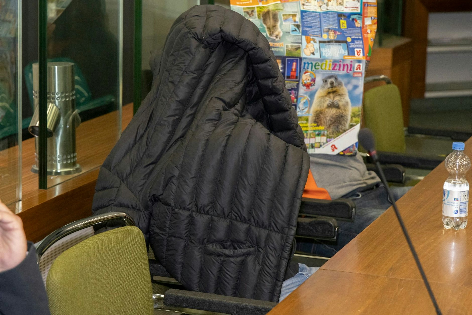 Samuel B. versteckt sich unter seiner Jacke. Er wurde wegen Sachbeschädigung verurteilt.