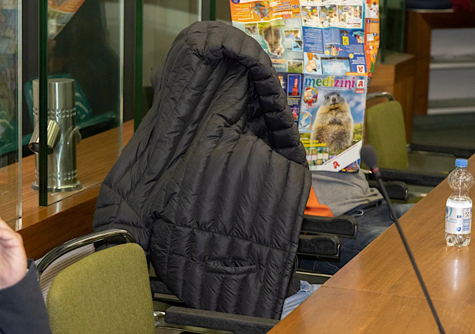 Samuel B. versteckt sich unter seiner Jacke. Er wurde wegen Sachbeschädigung verurteilt.