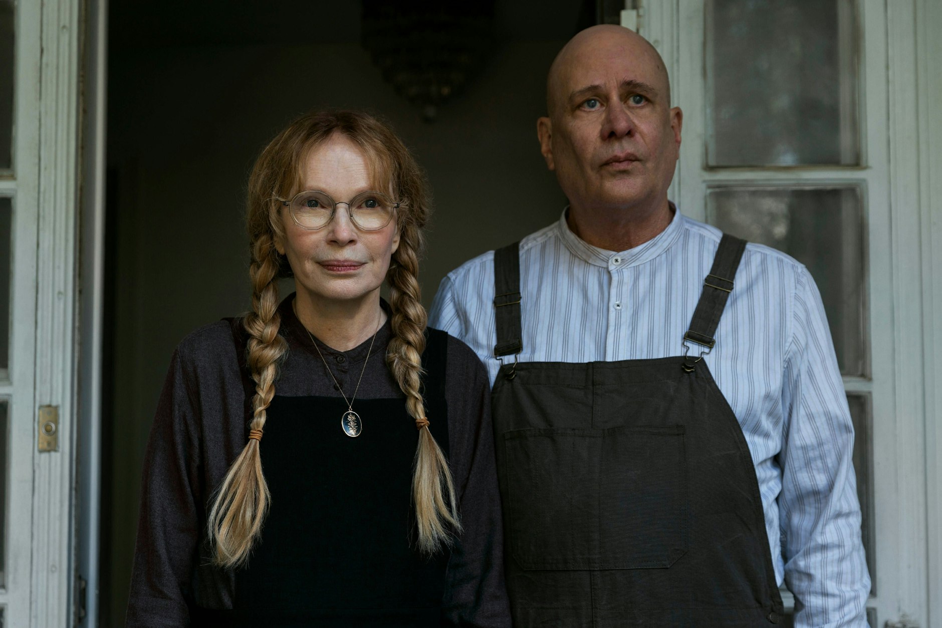 American Gothic: Mia Farrow und Terry Kinney spielen zwielichtige Nachbarn in „The Watcher“.