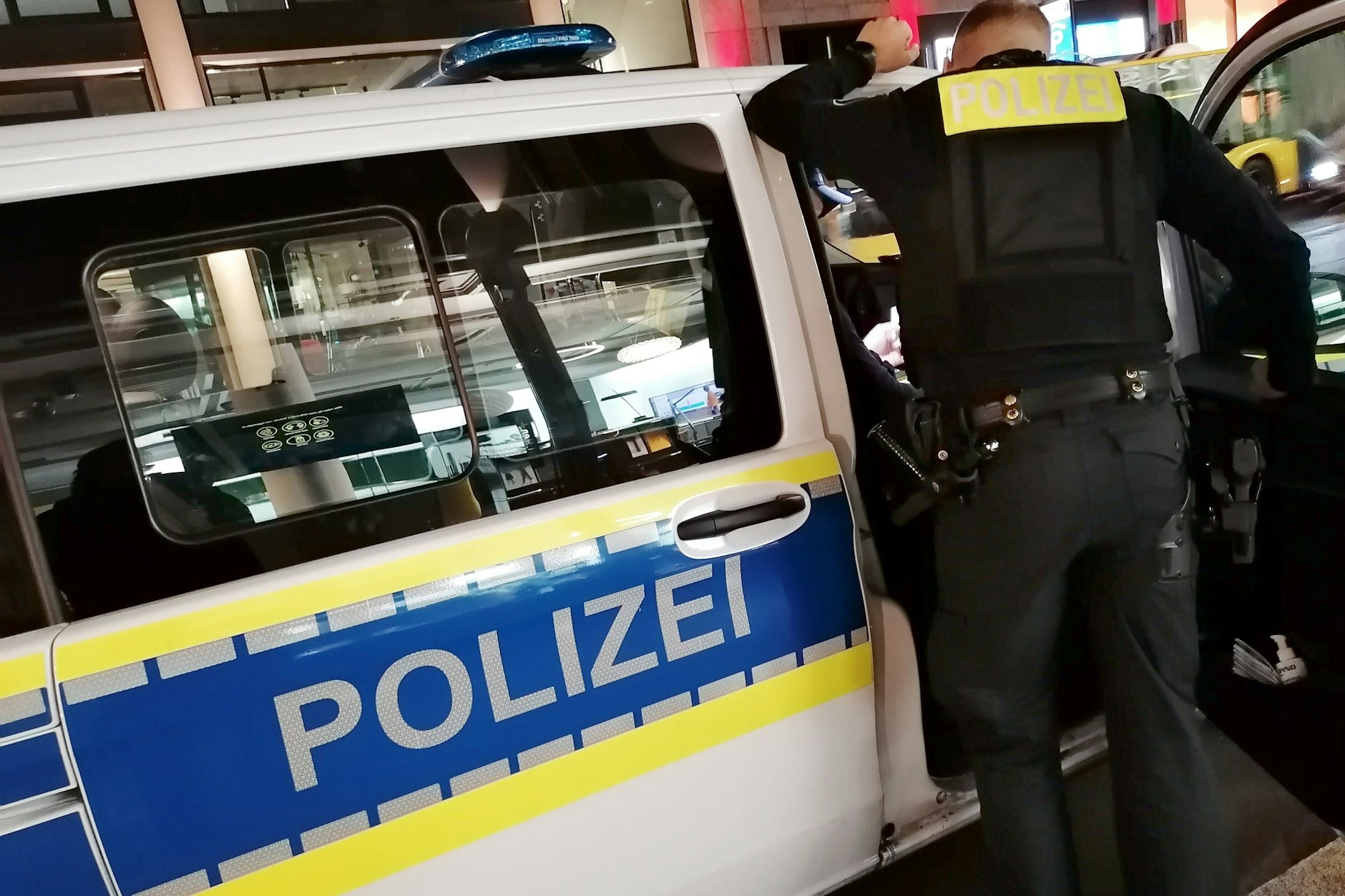 Gegen einen Berliner Polizisten wird wegen Verdachts der Volksverhetzung ermittelt. Er soll in einer Chatgruppe gehetzt haben (Symbolbild).
