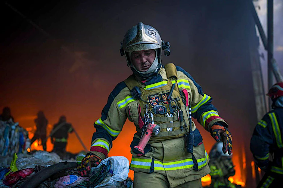 Ein ukrainischer Feuerwehrmann löscht einen Brand nach einem russischen Raketenangriff.&nbsp;
