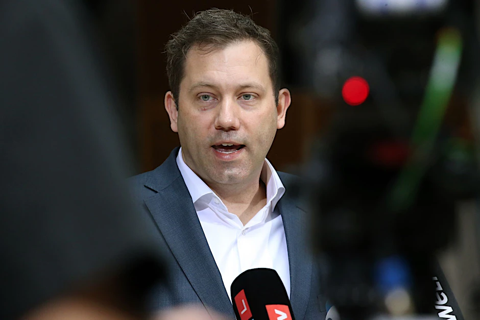 ARCHIV - Lars Klingbeil, SPD-Parteivorsitzender, gibt ein Presse-Statement zum Russland-Ukraine-Konflikt ab.  