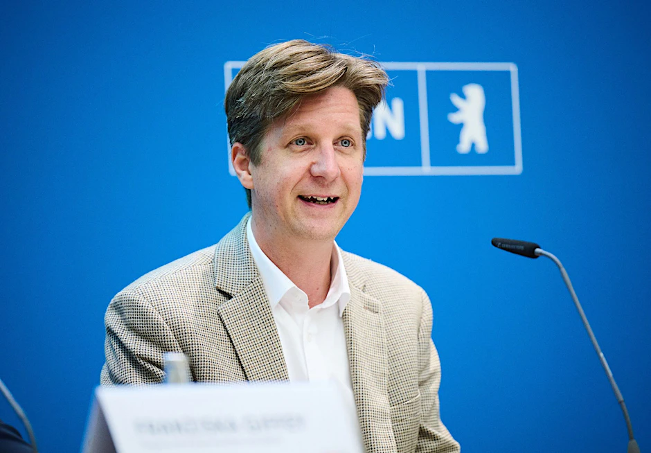 ARCHIV - Berlins Finanzsenator Daniel Wesener (Grüne) spricht bei einer Pressekonferenz.  