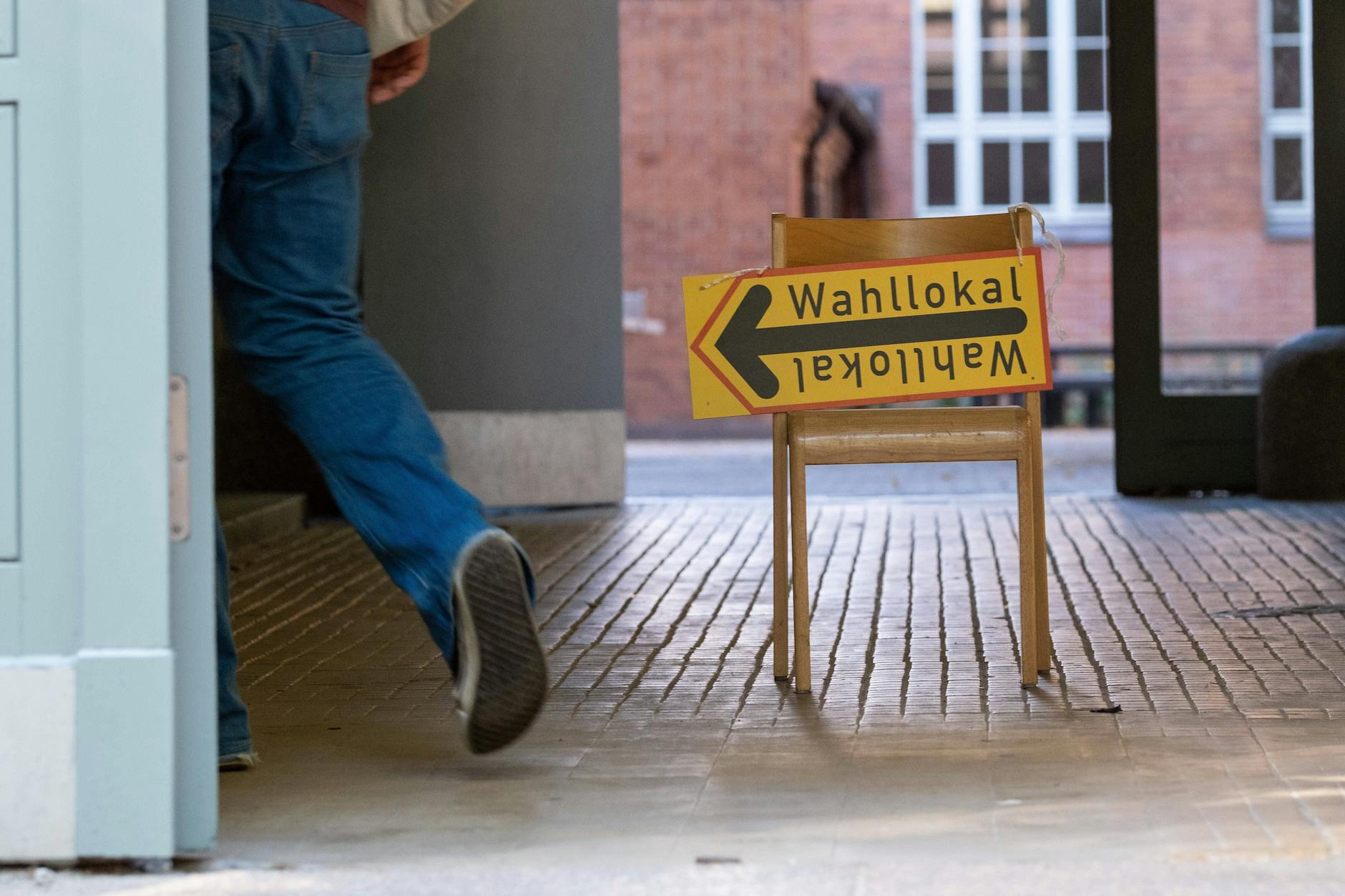 Wähler auf dem Weg zur Stimmabgabe anlässlich der Bundestagswahl, der Wah zum Berliner Abgeornetenhaus und der Abstimmung über ein Volksbegehren in einem Wahllokal in Berlin-Prenzlauer Berg.