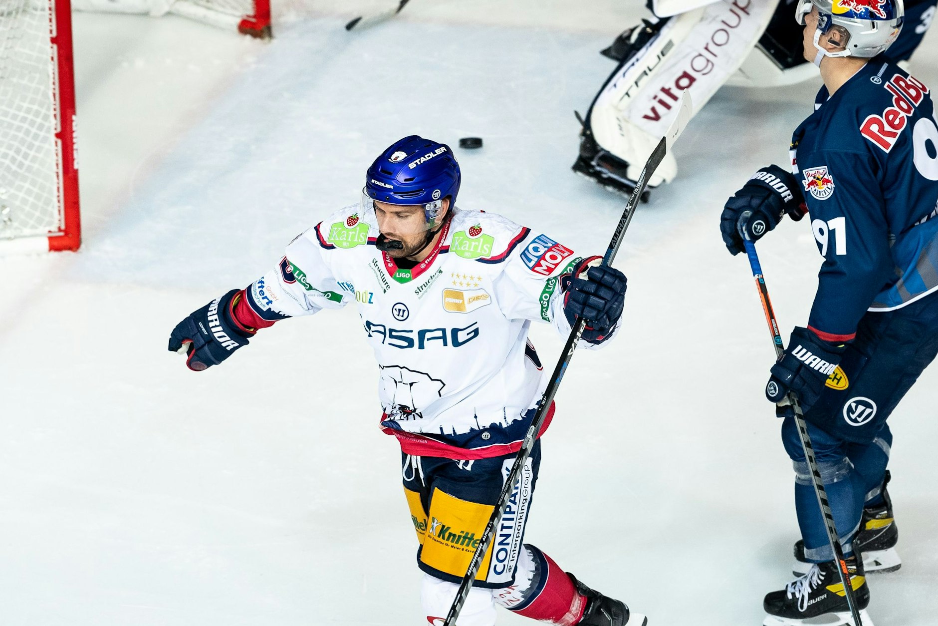 Eisbär Zach Boychuk freut sich über das Tor zum zwischenzeitlichen 1:2 bei Red Bull München.