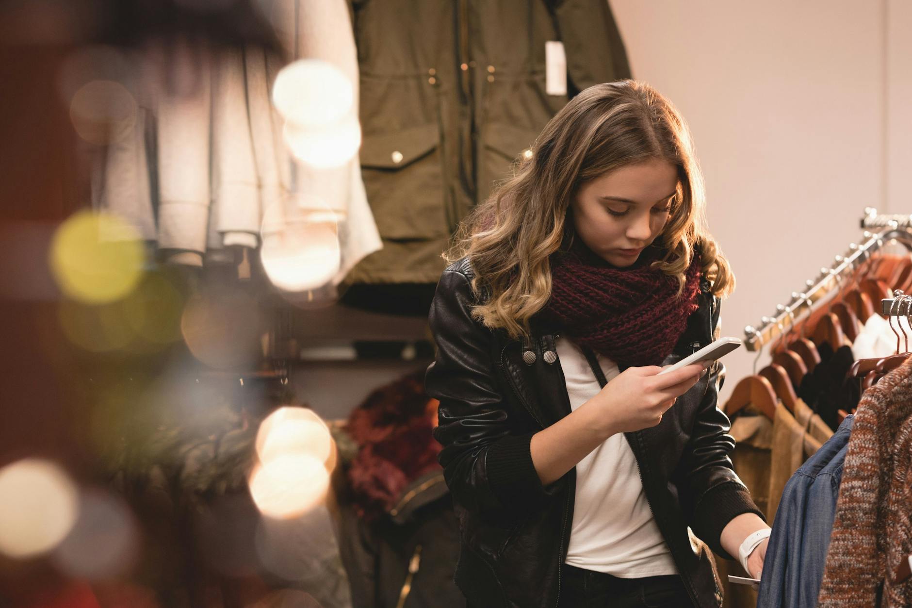Eine Frau in einem Kaufhaus
