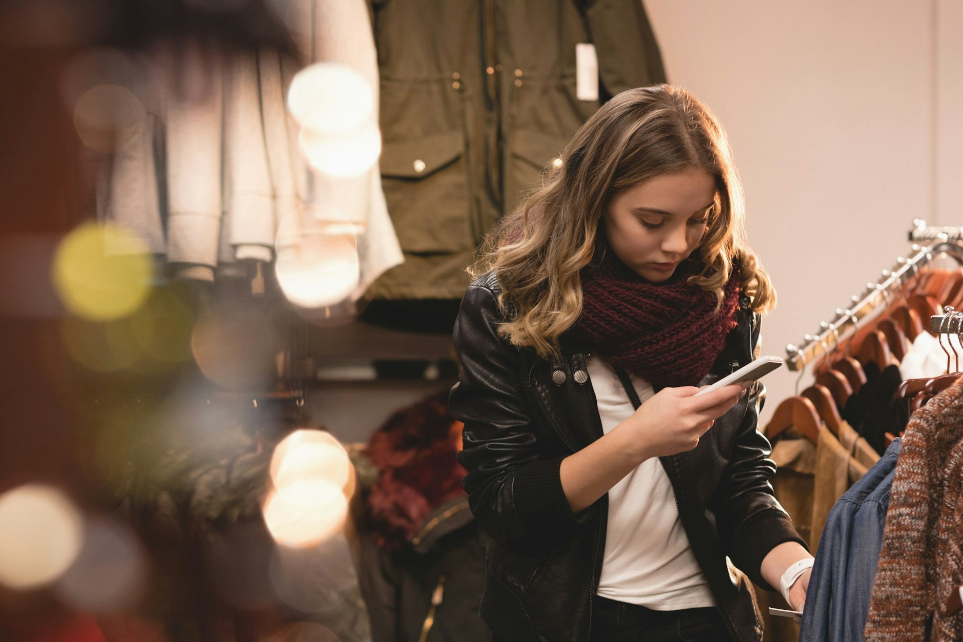 Eine Frau in einem Kaufhaus