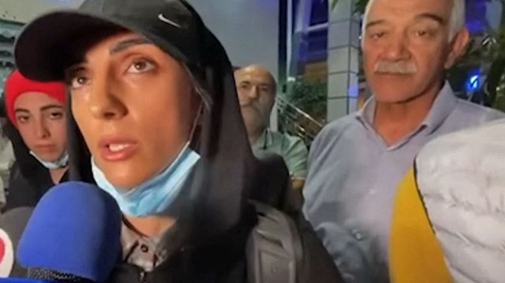 Am Flughafen von Teheran entschuldigte sich Elnas Rekabi nach ihrer Rückkehr in einem wohl erzwungenen Statement für ihren Auftritt.