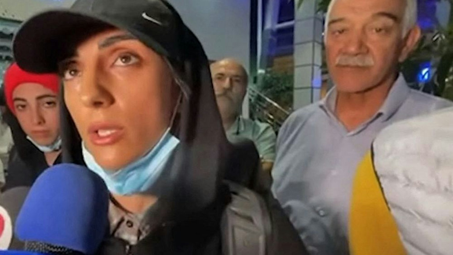 Am Flughafen von Teheran entschuldigte sich Elnas Rekabi nach ihrer Rückkehr in einem wohl erzwungenen Statement für ihren Auftritt.