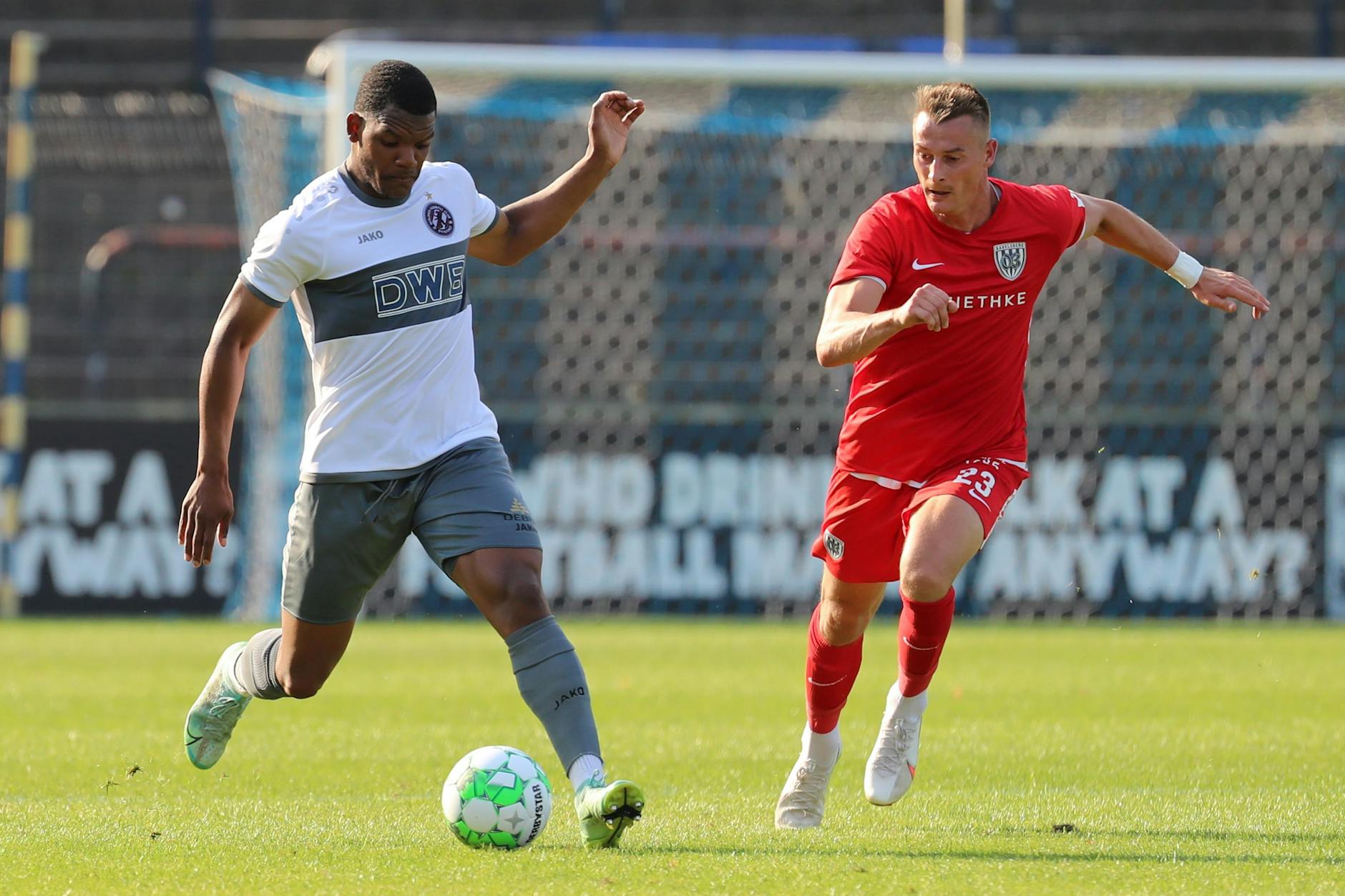 In der Sommerpause hatten Dynamos Arthur Ekalle & Co schon mal das Vergnügen mit dem SV Babelsberg und dem verlorenen Sohn Matthias Steinborn (r.).